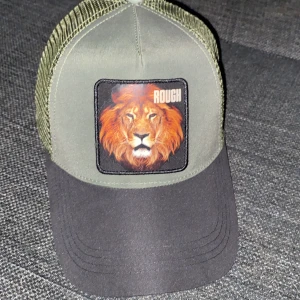 En keps från zalando ! Köpte för 379 och säljer för 250 - Bra skick! Säljer pga tröttnat på den.