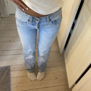 zara jeans - Säljer dessa mid rise jeans straight leg från zara😍