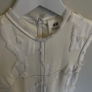 Klänning H&M STUDIO - Midi-klänning från HM STUDIO, väldigt fin kvalite och coola detaljer