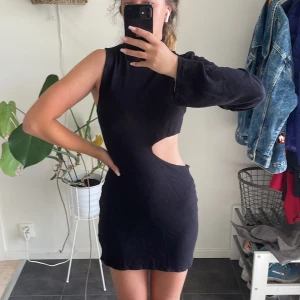 Klänning - Svart osymetrisk klänning från nakd