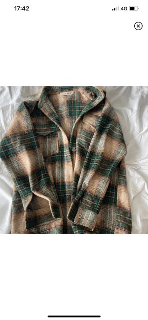 Rutig jacka - Säljer min jacka då den ej kommer till användning. Som ny i skicket. Köp sker via DM & köparen står för frakten💕