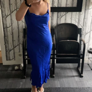 Klänning - Klänning från bershka som är använd en gång på ett bröllop💕 storlek 38/M och är så gott som ny💕 