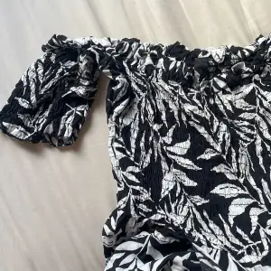 Mönstrad klänning med off shoulder ärmar använd 1 gång, köpt i Italien one size passar S-L