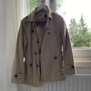 Jacka - En supersnygg jacka med knappar och fina detaljer runt hela tyget