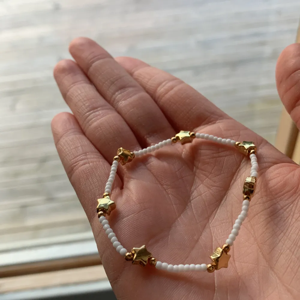 Ett jätte fint stockholmsstil armband med guldiga stjärnor och vita pärlor.⚡️Passar perfekt till vilken outfit som helst💗 . Accessoarer.