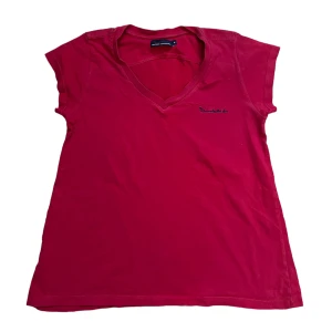 Röd top - Köpt på secondhand men den är från bondelid, skick: 8/10! Skriv om du har frågor eller vill se fler bilder!