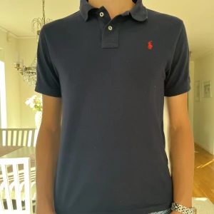 Polo Ralph Lauren Piké - Tja säljer nu min snygga piké från Ralp Lauren! Skicket är 9/10 använd ett par gånger bara. Har en till precis likadan så kika in den med! Tveka inte att höra av dig vid frågor och funderingar.