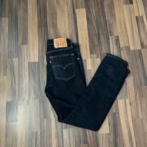 Levis jeans  -  Levis jeans som inte kommer till användning längre. Straight jeans. Kom privat för exakta storlekar