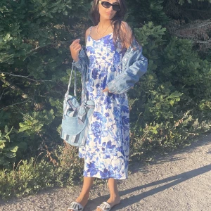 Klänning  - Säljer min klänning från H&m i linne! Använd bara 1 gång!