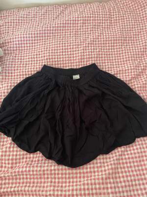 Svart kjol från ginatricot, kommer ej till användning, luftig och skön 