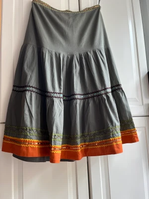 Veromoda - Mörkgrön fin långkjol med pärldetaljer nertill. Skön passform och i fint skick. Passar både på hösten och sommaren. 