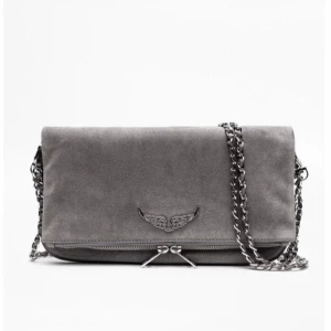 Zadig väska - Fin väska från zadig&voltair som har används ganska mycket. Har enbart det långa bandet (andra bilden har jag knutit det långa bandet så det blir kort). Skriv till mig privat för fler bilder 🫶🏼🙌🏼