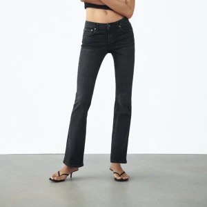 Lågmidjade Zara jeans - Populära bootcutjeans från zara Köpta här på plick men it använda av min del då de är för små. Avklippta längst ner men sitter bra i längd på mig som är 168