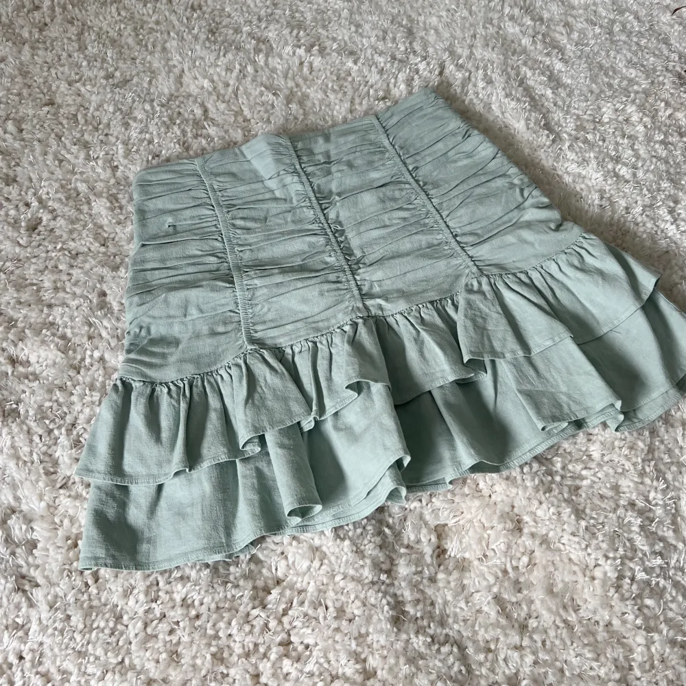 Säljer min helt nya oanvända kjol från zara som tyvärr inte kommer till användning utan bara tar plats. Den är i storlek S men passar även Xs. . Kjolar.