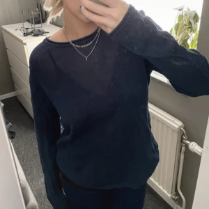 Mörkblå tröja - Mörkblå tröja som inte längre kommer till användning. Inga defekter.