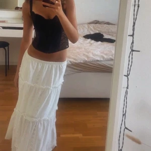 Vit lånkjol - Super fin och trendig långkjol med broderade blommor, volanger och en stretchig midja💕💕💕 KÖP DIREKT 550kr