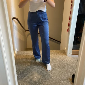 Satin byxor från nakd - Aldrig använda, säljer pga tycker de är lite för tighta! Nypris 549kr