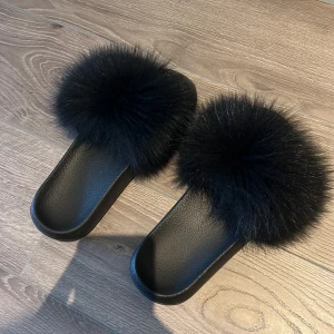 Svarta Pälstofflor - Svarta pälstofflor i väldigt gott skick. Äkta päls.
