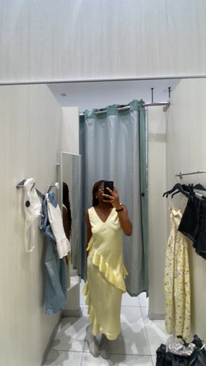 Gul sommar/aftonklänning!! - säljer denna fina klänningen från H&M då den inte kommer till så mycket användning💞