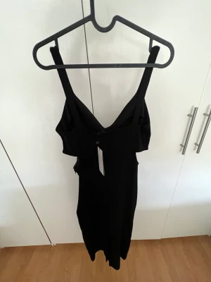 Klänning - Klänningen är köpt från Zalando. Har aldrig använt och är helt ny. Passar inte riktigt mig och vill därför sälja den. Köpt pris 296.