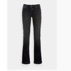 LTB lågmodjaden jeans i färgen svart. Endast använde ett fåtal gånger. I storlek 24x34 och passar xs/s🩷 Säljer då dem ej kommer till användning. I nyskick och nypris är 750kr💕