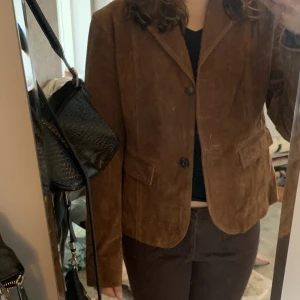 Läderjacka - Säljer denna snygga läderjackan då jag inte fått användning av den!💓🙌🏼 Är i mycket bra kvalite och skick, det ända är att den har två olika knappar som man ser på bilden! Den är lite baggy för mig som är 170 så skulle uppskatta storleken M/L