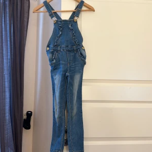 Hängselbyxor  - Hängselbyxor i jeanstyg, fint skick. Barnstorlek.