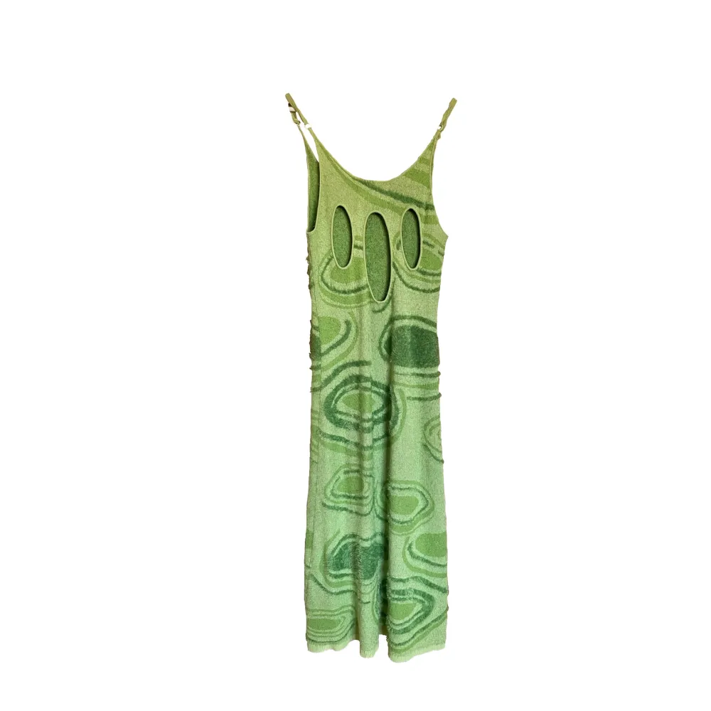 En klänning från House of sunny i modellen ”the hoockney dress” . Otroligt bra skick då den enda defekten är lite missfärgning på ettiketten. Utöver detta otroligt fin. Nu letar denna nytt hem passa på!! . Klänningar.