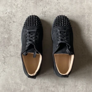 Christian Louboutin (Svarta) - Fåtal gånger använda Christian Louboutin skor som är jättefräscha.
