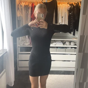 Svart polo klänning - Säljer denna svarta polo klänningen ifrån missguided i storleken 32 ( Petite) 💓💓 Endast använd 1 gång🫶