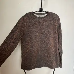 Brun-glittrig tröja/sweatshirt från Cos. Storlek S och knappt använd.