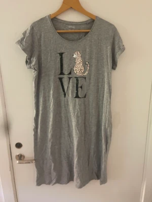 nattlinne - ett grått nattlinne aldrig använt. 