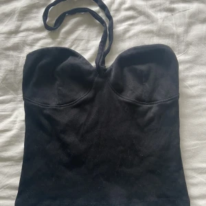 Superfin topp - Jättefin topp, den sitter inte helt rätt på mig och därför jag säljer 💕💕 vet inte nypriset eftersom jag köpte den på mos förra året 💕 mitt pris är iallafall 79 kr + frakt 29💕den passar på mig som är en S i tröjor 