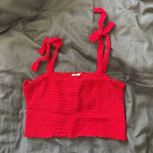 Röd topp - Supergullig röd croppad topp från Nelly. Inga slitningar eller defekter- i nyskick!
