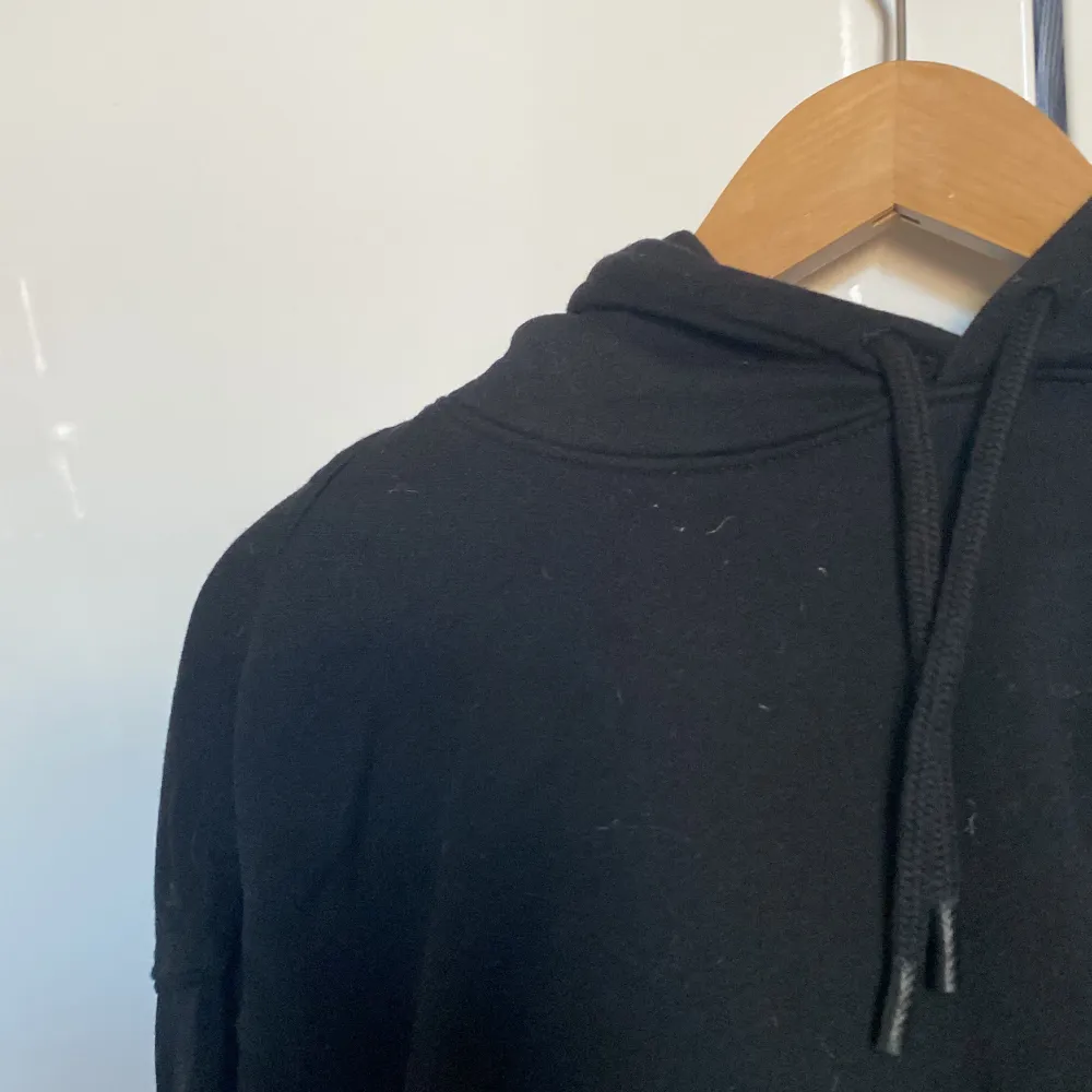 Säljer en svart hoodie tröja från H&M divided som inte kommer till användning. Storlek M men passar strl S också.. Hoodies.