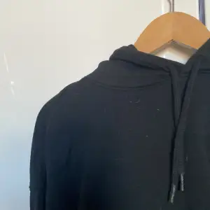 Säljer en svart hoodie tröja från H&M divided som inte kommer till användning. Storlek M men passar strl S också.
