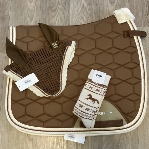 Matchande set cob - Ordinarie pris: 760kr. Aldrig använd. Prislapparna sitter kvar på allt. Trinity huvan/schabraket är i storlek cob och ridstrumporna är i storlek 40/44. Köparen står för eventuell frakt.