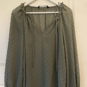 Grön blus från Zara💚 - Grön superfin blus från Zara, använd en gång💚