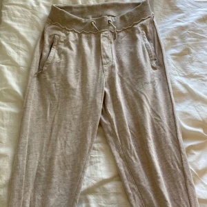 Mjukisbyxor 👖 - Fina sköna mjukisbyxor från champion. Skriv om längd privat 🩵