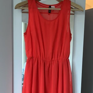 Klänning - Neon rosa klänning från H&M. Stl 34/XS men passar även 36/S. Fint skick med endast en liten fläck på insidan av klänningen.  50kr
