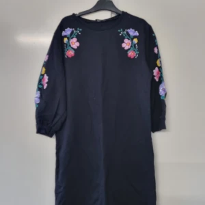 Tre klänningar  - Tre klänningar, använda en gång, storlek L. 50kr per styck