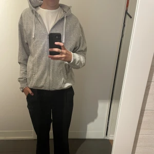 Zip hoddie  - Säljer denna zip hoddien! Använd halvmycket men skicket är som nytt, 10/10! Strlk S men lite stor