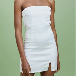 Bandeau klänning - Vit bandeauklänning från Gina Tricit i storlek 38, aldrig använd med lapparna kvar på den. Säljer då det inte går att returnera längre😊