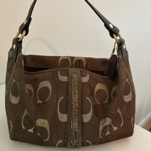 Äkta coach väska - Säljer min superfina bruna coach väska! Använder den inte så mycket så säljer därför 🤗 Nyskick! Skriv för fler bilder eller vid andra frågor! 