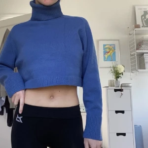 Blå croppad polo - Säljer denna snygga stickade polotröjan från Zara! Sjukt fin blå färg och i jättefint skick! Både bud och köpa direkt går bra!🌟🌟 köpare står för frakt!