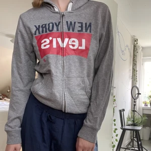 Levis zipup  - Zipup hoddie från levis i storlek XS/S