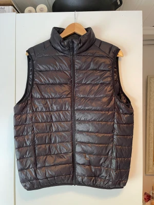 Dunväst - Svart dunväst. Lite använd. Storlek: XL. 