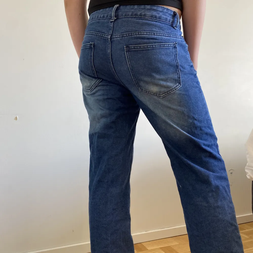 Otroligt coola jeans som är super duper fina och snygga 🤩 jag rekommenderar stort 🤩🤩 det är low waist straight jeans 🤙jätte bra matrial. Jeans & Byxor.