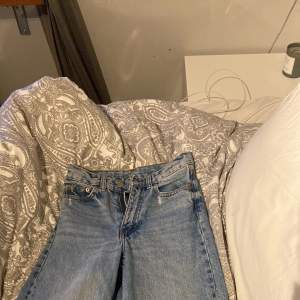 ett par fina jeans från Dr denim, de är för stora och lite oklart vilken storlek men runt S/M💖 Jättebra skick