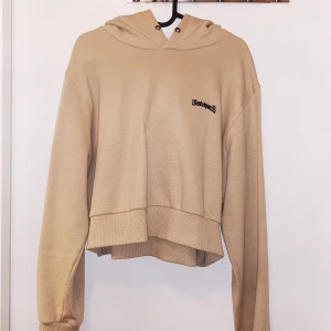 Wasted Paris Cropped Hoodie - Cropped hoddie i storlek L. Använd en gång sedan har den legat gråtit i garderoben ett tag 🥀